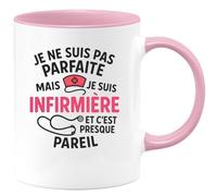 quotedazur - Mug Personnalisé Humour Je Ne Suis Pas Parfaite Mais Infirmière, C’Est Presque Pareil Idée Cadeau Originale Tasse Pour Tous Les Jours - Rose/Céramique