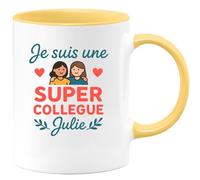 quotedazur - Mug Personnalisé Humour Je Suis Une Super Collègue Julie Fière Et Enthousiaste Cadeau Original Tasse Pour Noël Femme Idée Sympa - Jaune/Céramique
