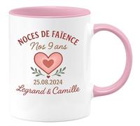 quotedazur - Mug Personnalisé Humour Noces De Faïence 9 Ans, 25/08/2024 Cadeau Original Pour Noël Legrand Camille Tasse Anniversaire - Rose/Céramique