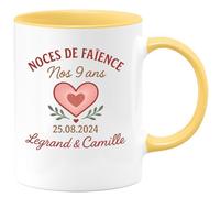 quotedazur - Mug Personnalisé Humour Noces De Faïence 9 Ans, 25/08/2024 Cadeau Original Pour Noël Legrand Camille Tasse Anniversaire - Jaune/Céramique