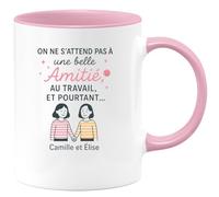 quotedazur - Mug Personnalisé Humour On Ne S'Attend Pas À Une Belle Amitié Au Travail, Et Pourtant Camille Élise Cadeau Original Idéal Tasse Souvenir Inoubliable - Rose/Céramique