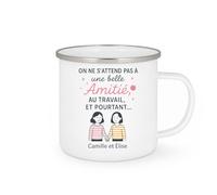 quotedazur - Mug Personnalisé Humour On Ne S'Attend Pas À Une Belle Amitié Au Travail, Et Pourtant Camille Élise Cadeau Original Idéal Tasse Souvenir Inoubliable - Blanc/Émaillé