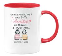 quotedazur - Mug Personnalisé Humour On Ne S'Attend Pas À Une Belle Amitié Au Travail, Et Pourtant Camille Élise Cadeau Original Idéal Tasse Souvenir Inoubliable - Rouge/Céramique