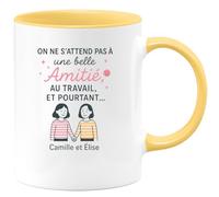 quotedazur - Mug Personnalisé Humour On Ne S'Attend Pas À Une Belle Amitié Au Travail, Et Pourtant Camille Élise Cadeau Original Idéal Tasse Souvenir Inoubliable - Jaune/Céramique