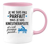 quotedazur - Mug Personnalisé Humour Pas Parfait Mais Kinésithérapeute, Un Cadeau Tasse Qui Fait Sourire Original Et Profession - Rose/Céramique