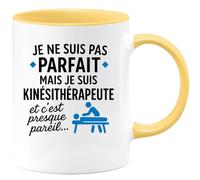 quotedazur - Mug Personnalisé Humour Pas Parfait Mais Kinésithérapeute, Un Cadeau Tasse Qui Fait Sourire Original Et Profession - Jaune/Céramique