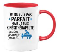 quotedazur - Mug Personnalisé Humour Pas Parfait Mais Kinésithérapeute, Un Cadeau Tasse Qui Fait Sourire Original Et Profession - Rouge/Céramique