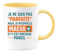 quotedazur - Mug Personnalisé Humour Pas Parfaite, Mais Je M’Appelle Maeva, C’Est Presque Pareil Idée Cadeau Originale Tasse Pour Mignonne Et Unique - Jaune/Céramique