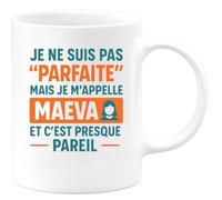 quotedazur - Mug Personnalisé Humour Pas Parfaite, Mais Je M’Appelle Maeva, C’Est Presque Pareil Idée Cadeau Originale Tasse Pour Mignonne Et Unique - Blanc/Céramique
