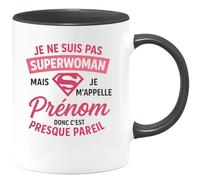 quotedazur - Mug Personnalisé Humour Pas Superwoman, Mais Je M'Appelle Prénom, Presque Pareil Cadeau Original Pour Femme Avec Tasse - Noir/Céramique