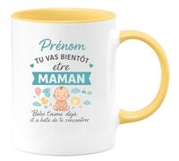 quotedazur - Mug Personnalisé Humour Prénom Tu Vas Bientôt Être Maman, Bébé T'Aime Déjà Et T'Attend Avec Amour Cadeau Original Idéal Noël Tasse Maternité Future - Jaune/Céramique