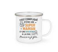 quotedazur - Mug Personnalisé Humour Super Maman Et Éducatrice, Gérer Tout N'Est Pas Simple Mais Je M'En Sors Avec Cadeau Femme Original Pour Noël Tasse - Blanc/Émaillé Future Anniversaire