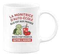 quotedazur - Mug Personnalisé Tasse Cadeau Femme Original Humour La Monitrice D'Auto-École Elle Est Aux Fraises Mais C'Est Pour Noël Ça Qu'On L'Adore - Blanc/Céramique