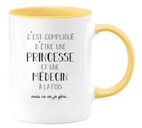 quotedazur - Mug Personnalisé Tasse Cadeau Noël Original C'Est Compliqué D'Être Une Princesse Et Medecin A La Fois Mais Je Gère - Jaune/Céramique