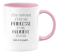 quotedazur - Mug Personnalisé Tasse Cadeau Noël Original C'Est Compliqué D'Être Une Princesse Et Policiere A La Fois Mais Je Gère - Rose/Céramique