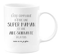 quotedazur - Mug Personnalisé Tasse Cadeau Noël Original C'Est Compliqué D'Être Une Super Maman Et Aide Soignante A La Fois Mais Je Gère Future Anniversaire Fête Des Mères - Blanc/Céramique