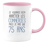 quotedazur - Mug Personnalisé Tasse Cadeau Original Humour J'Aimerai Bien Arrêter Mais Je N'Ai Que Anniversaire 75 Ans 1950 - Rose/Céramique