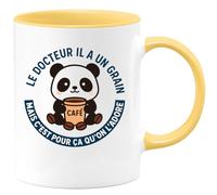 quotedazur - Mug Personnalisé Tasse Cadeau Original Humour Le Docteur Il A Un Grain Mais C'Est Pour Noël Ça Qu'On L'Adore - Jaune/Céramique