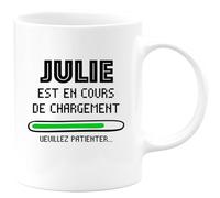 quotedazur - Mug Personnalisé Tasse Cadeau Original Humour Noël Julie Est En Cours De Chargement Veuillez Patienter - Blanc/Céramique