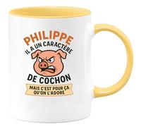 quotedazur - Mug Personnalisé Tasse Cadeau Original Humour Philippe Il A Un Caractère De Cochon Mais C'Est Pour Noël Ça Qu'On L'Adore - Jaune/Céramique