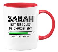 quotedazur - Mug Personnalisé Tasse Cadeau Original Humour Sarah Est En Cours De Chargement Veuillez Patienter - Rouge/Céramique
