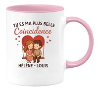 quotedazur - Mug Personnalisé Tu Es Ma Plus Belle Coïncidence Hélène Louis Cadeau Tendre Tasse Pour Femme Avec Prénom Noël Gravé - Rose/Céramique