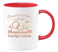 quotedazur - Mug Première année validée, on mérite notre badge coton - Tasse Cadeau Noces de coton Femme - Rouge/Céramique