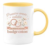 quotedazur - Mug Première année validée, on mérite notre badge coton - Tasse Cadeau Noces de coton Femme - Jaune/Céramique