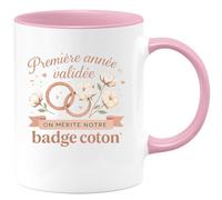 quotedazur - Mug Première année validée, on mérite notre badge coton - Tasse Cadeau Noces de coton Femme - Rose/Céramique