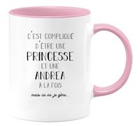 quotedazur - Mug Prénom Andrea Compliqué D'Être Une Princesse Et Une Andrea Mais Ca Va Je Gère - Cadeau Humour Prénom - Idée Cadeau Saint Valentin - Tasse Prénom Andrea - Idéal Pour Noël