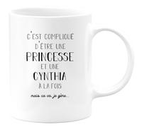 quotedazur - Mug Prénom Cynthia Compliqué D'Être Une Princesse Et Une Cynthia Mais Ca Va Je Gère - Cadeau Humour Prénom - Idée Cadeau Saint Valentin - Tasse Prénom Cynthia - Idéal Pour Noël