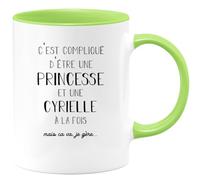 quotedazur - Mug Prénom Cyrielle Compliqué D'Être Une Princesse Et Une Cyrielle Mais Ca Va Je Gère - Tasse Prénom - Vert/Céramique