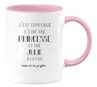 quotedazur - Mug Prénom Julie Compliqué D'Être Une Princesse Et Une Julie Mais Ca Va Je Gère - Cadeau Humour Prénom - Idée Cadeau Saint Valentin - Tasse Prénom Julie - Idéal Pour Noël