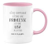 quotedazur - Mug Prénom Lisa Compliqué D'Être Une Princesse Et Une Lisa Mais Ca Va Je Gère - Cadeau Humour Prénom - Idée Cadeau Famille Saint Valentin - Tasse Prénom Lisa - Idéal Pour Noël Au Bureau
