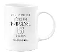 quotedazur - Mug Prénom Lou Compliqué D'Être Une Princesse Et Une Lou Mais Ca Va Je Gère - Cadeau Humour Noël Prénom Tasse - Blanc/Céramique