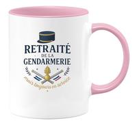 quotedazur - Mug Retraité de la gendarmerie mais toujours en service - Tasse Cadeau Gendarme Homme - Rose/Céramique