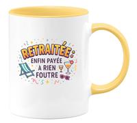 quotedazur - Mug Retraitée : enfin payée à rien foutre - Tasse Cadeau Humour Femme - Jaune/Céramique