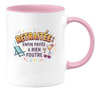 quotedazur - Mug Retraitée : enfin payée à rien foutre - Tasse Cadeau Humour Femme - Rose/Céramique
