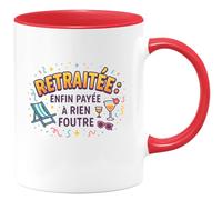 quotedazur - Mug Retraitée : enfin payée à rien foutre - Tasse Cadeau Humour Femme - Rouge/Céramique