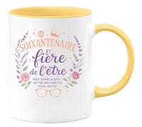 quotedazur - Mug Soixantenaire et fière de l'être (sauf quand je dois mettre mes lunettes pour lire ça) - Tasse Cadeau Anniversaire 60 ans - Jaune/Céramique