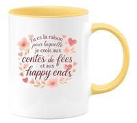 quotedazur - Mug Tu es la raison pour laquelle je crois aux contes de fées et aux happy ends - Tasse Cadeau Amour, Saint-Valentin, Couple Femme - Jaune/Céramique