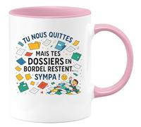 quotedazur - Mug Tu nous quittes mais tes dossiers en bordel restent. Sympa ! - Tasse Cadeau Départ collègue - Rose/Céramique