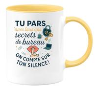 quotedazur - Mug Tu pars avec tous nos secrets de bureau. On compte sur ton silence ! - Tasse Cadeau Départ collègue - Jaune/Céramique
