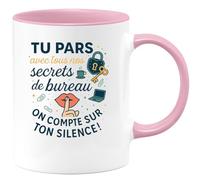 quotedazur - Mug Tu pars avec tous nos secrets de bureau. On compte sur ton silence ! - Tasse Cadeau Départ collègue - Rose/Céramique