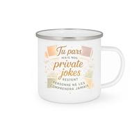 quotedazur - Mug Tu pars mais nos private jokes restent. Personne ne les comprendra jamais - Tasse Cadeau Départ collègue - Blanc/Emaillé