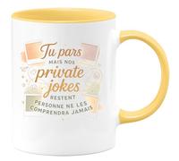 quotedazur - Mug Tu pars mais nos private jokes restent. Personne ne les comprendra jamais - Tasse Cadeau Départ collègue - Jaune/Céramique