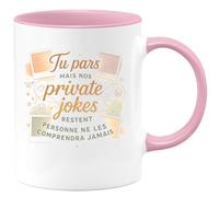 quotedazur - Mug Tu pars mais nos private jokes restent. Personne ne les comprendra jamais - Tasse Cadeau Départ collègue - Rose/Céramique