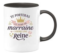 quotedazur - Mug Tu porteras le titre de marraine comme une reine - Tasse Cadeau Baptême Demande Future Marraine Femme - Noir/Céramique