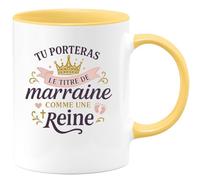 quotedazur - Mug Tu porteras le titre de marraine comme une reine - Tasse Cadeau Baptême Demande Future Marraine Femme - Jaune/Céramique
