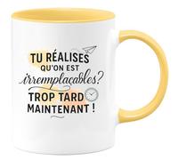quotedazur - Mug Tu réalises qu'on est irremplaçables ? Trop tard maintenant ! - Tasse Cadeau Départ collègue - Jaune/Céramique